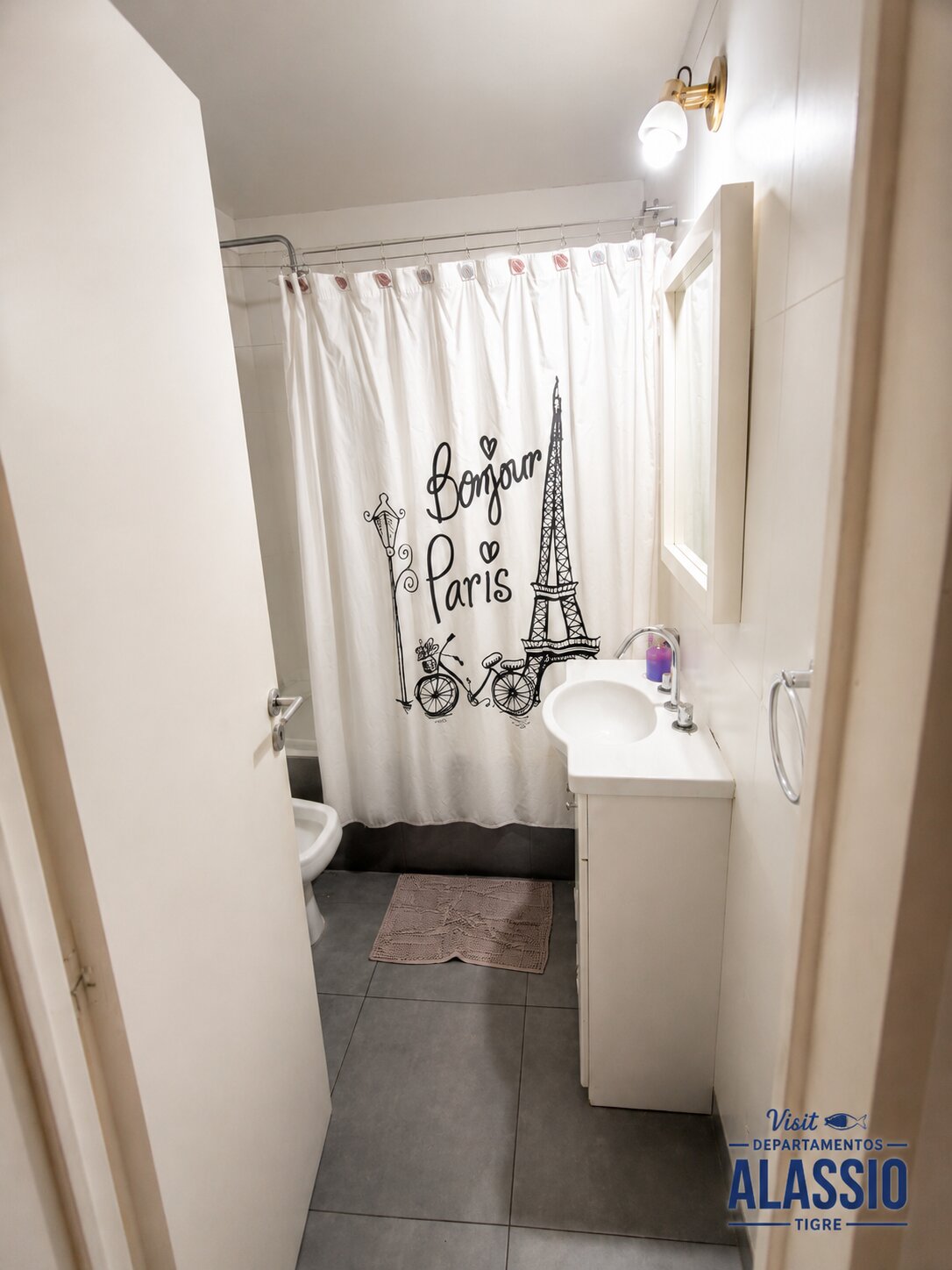 Baño completo con bañera, planta alta, Alassio Entrepiso 311