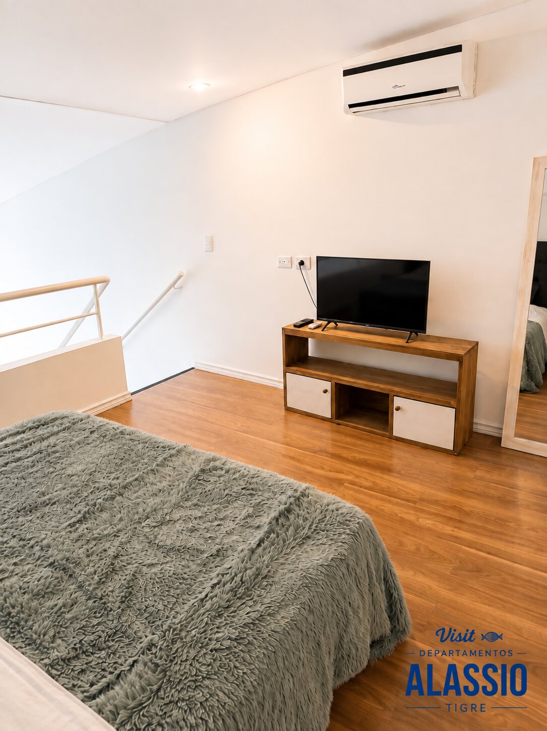 TV en el dormitorio de planta alta, Alassio Entrepiso 311