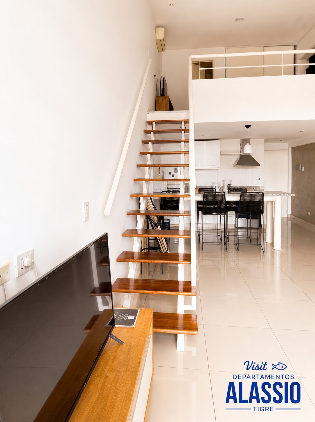 Escalera al entrepiso y cocina, Alassio Entrepiso 311