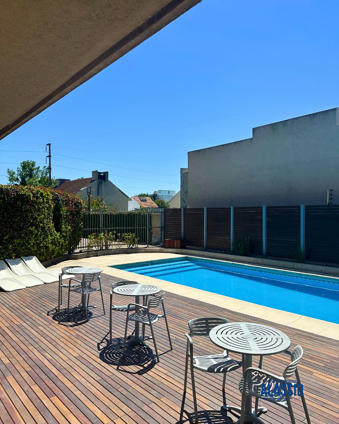 Pileta y edificio Departamentos Alassio