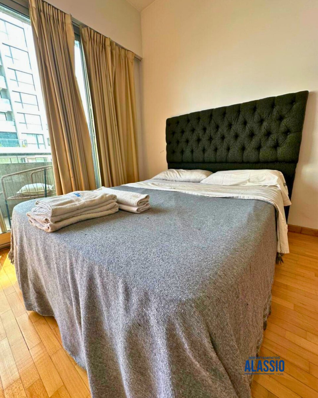 Dormitorio con cama matrimonial, Alassio 115