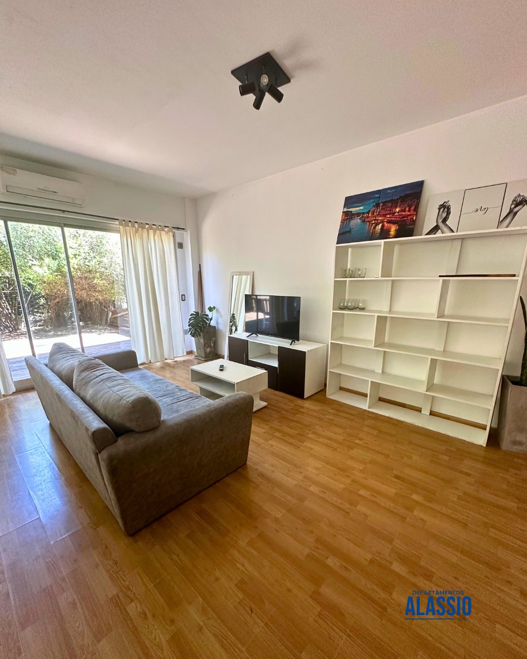 Living con estantería, Alassio 19